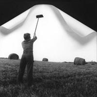 超现实主义的照片，一个男人墙纸折叠天空