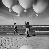 超现实的海滩场景和一组气球的照片